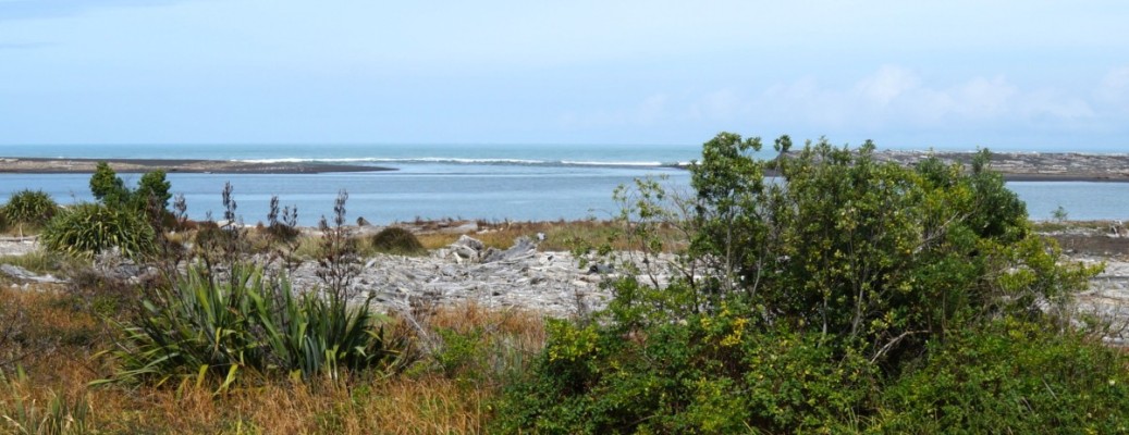 River mouth of Te Wairoa Hōpūpū Hōngenengene Mātangi Rau (the long, bubbling, swirling, uneven waters)/Te Wairoa River.