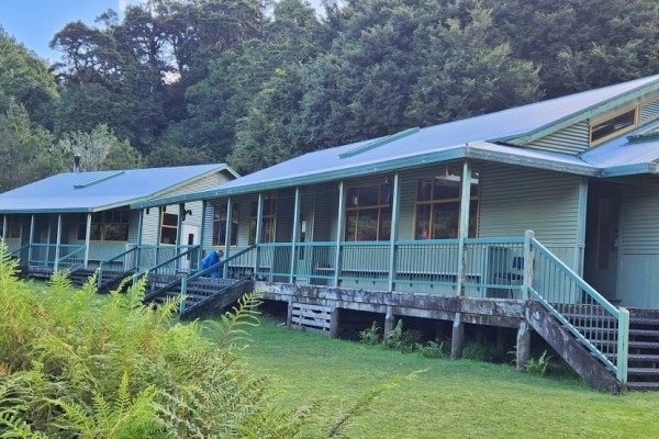 Waiharuru Hut, Waikaremoana, from Hopuruahine 